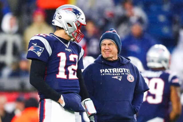 Tom Brady #12 conversa com o técnico Bill Belichick do New England Patriots antes de um jogo contra o Dallas Cowboys no Gillette Stadium em 24 de novembro de 2019 em Foxborough, Massachusetts.