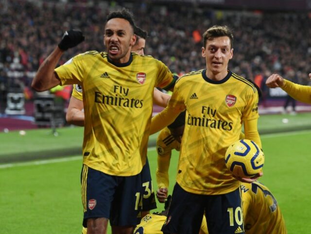Pierre-Emerick Aubameyang comemora com Mesut Ozil no Arsenal