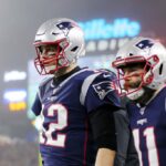Tom Brady #12 do New England Patriots e Julian Edelman #11 observam depois que Edelman marcou um touchdown no segundo quarto do jogo AFC Wild Card Playoff no Gillette Stadium em 04 de janeiro de 2020 em Foxborough, Massachusetts.