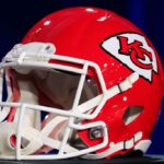 Um capacete do Kansas City Chiefs é exibido antes de uma coletiva de imprensa com o comissário da NFL Roger Goodell para o Super Bowl LIV no Hilton Miami Downtown em 29 de janeiro de 2020 em Miami, Flórida.  O San Francisco 49ers enfrentará o Chiefs na 54ª partida do Super Bowl, domingo, 2 de fevereiro.