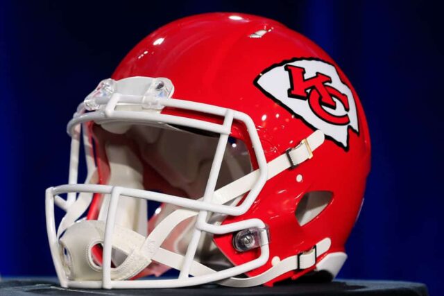 Um capacete do Kansas City Chiefs é exibido antes de uma coletiva de imprensa com o comissário da NFL Roger Goodell para o Super Bowl LIV no Hilton Miami Downtown em 29 de janeiro de 2020 em Miami, Flórida.  O San Francisco 49ers enfrentará o Chiefs na 54ª partida do Super Bowl, domingo, 2 de fevereiro.