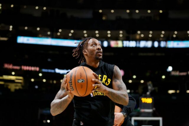 Dwight Howard, número 39 do Los Angeles Lakers, se aquece antes do jogo da NBA contra o Toronto Raptors na Scotiabank Arena em 18 de março de 2022 em Toronto, Canadá.