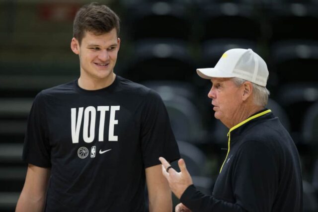 Walker Kessler nº 24 do Utah Jazz usa uma camisa Vote enquanto conversa com o CEO do Utah Jazz, Danny Aionge, antes do jogo contra o Los Angeles Lakers na Vivint Arena, 7 de novembro de 2022, em Salt Lake City, Utah.