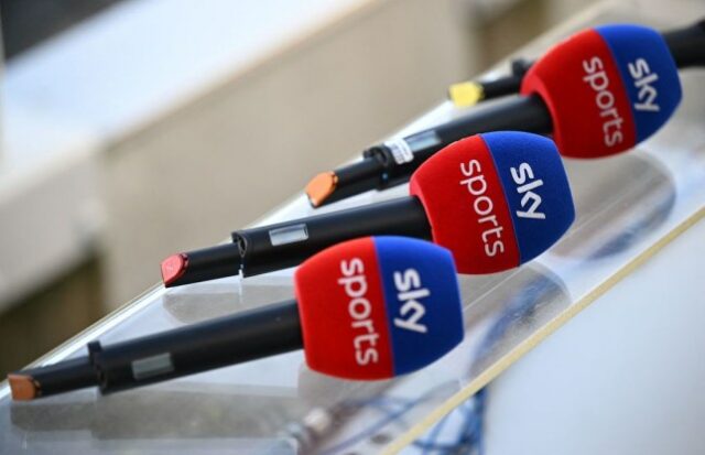 Microfones Sky Sports em um jogo da Premier League