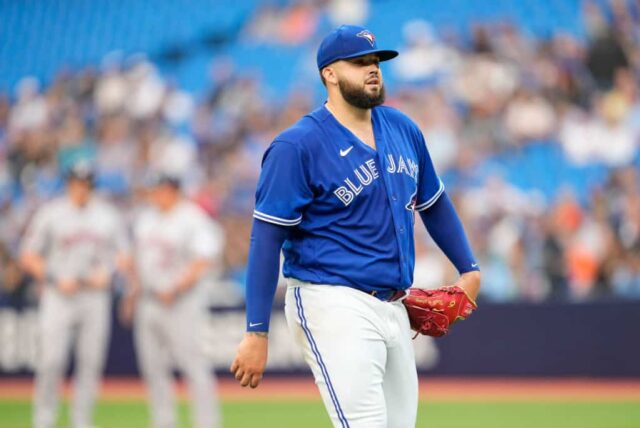 Alek Manoah # 6 do Toronto Blue Jays sai do campo depois de ser retirado do jogo no primeiro turno contra o Houston Astros em seu jogo da MLB no Rogers Centre em 5 de junho de 2023 em Toronto, Ontário, Canadá.