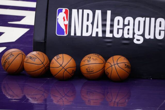 Bolas de basquete da NBA na quadra antes do jogo da NBA entre o Phoenix Suns e o Dallas Mavericks na PHX Arena em 23 de dezembro de 2020 em Phoenix, Arizona.  Os Suns derrotaram os Mavericks por 106-102. 