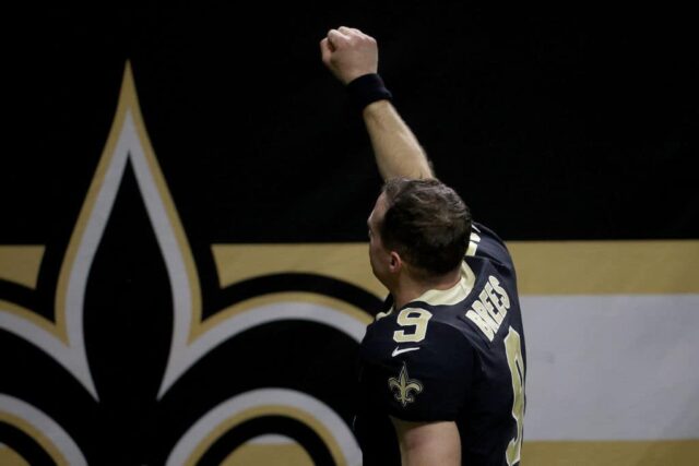 Orleans Saints agradece a multidão após ser derrotado pelo Tampa Bay Buccaneers no jogo NFC Divisional Playoff no Mercedes Benz Superdome em 17 de janeiro de 2021 em Nova Orleans, Louisiana.