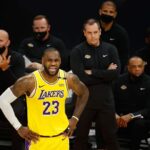 LeBron James # 23 do Los Angeles Lakers reage à frente do assistente técnico Jason Kidd e do técnico Frank Vogel durante a segunda metade do segundo jogo da série de playoffs da primeira rodada da Conferência Oeste na Phoenix Suns Arena em 25 de maio de 2021 em Phoenix, Arizona .