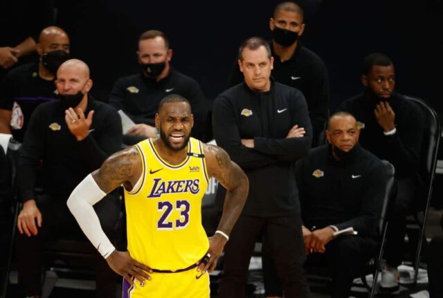 LeBron James # 23 do Los Angeles Lakers reage à frente do assistente técnico Jason Kidd e do técnico Frank Vogel durante a segunda metade do segundo jogo da série de playoffs da primeira rodada da Conferência Oeste na Phoenix Suns Arena em 25 de maio de 2021 em Phoenix, Arizona .