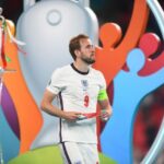 O jogador inglês Harry Kane passa pelo troféu da Euro 2020