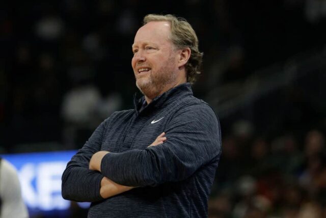 O técnico do Milwaukee Bucks, Mike Budenholzer, observa durante o jogo contra o Utah Jazz no Fiserv Forum em 31 de outubro de 2021 em Milwaukee, Wisconsin.