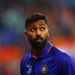 Hardik Pandya observa durante uma partida contra a Índia