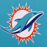 Detalhe do logotipo do Miami Dolphins antes do jogo entre o New York Jets e o Miami Dolphins no Hard Rock Stadium em 19 de dezembro de 2021 em Miami Gardens, Flórida.