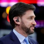 Mike Greenberg, da ESPN, observa durante um jogo entre o Philadelphia 76ers e o Golden State Warriors no Wells Fargo Center em 11 de dezembro de 2021 na Filadélfia, Pensilvânia.