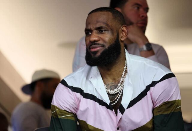 O jogador da NBA LeBron James comparece ao Super Bowl LVI entre o Los Angeles Rams e o Cincinnati Bengals no SoFi Stadium em 13 de fevereiro de 2022 em Inglewood, Califórnia.