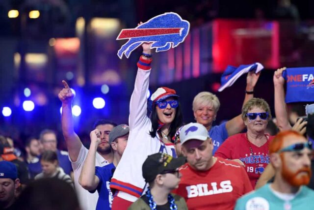 Os fãs do Buffalo Bills comemoram durante a primeira rodada do Draft de 2022 da NFL em 28 de abril de 2022 em Las Vegas, Nevada.
