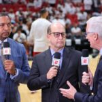 Os analistas da ESPN, Mark Jackson, Jeff Van Gundy e Mike Breen assistem antes do segundo jogo das finais da Conferência Leste dos Playoffs da NBA de 2022 entre o Miami Heat e o Boston Celtics na FTX Arena em 19 de maio de 2022 em Miami, Flórida.