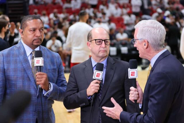 Os analistas da ESPN, Mark Jackson, Jeff Van Gundy e Mike Breen assistem antes do segundo jogo das finais da Conferência Leste dos Playoffs da NBA de 2022 entre o Miami Heat e o Boston Celtics na FTX Arena em 19 de maio de 2022 em Miami, Flórida.