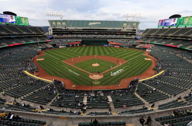 O Oakland Athletics enfrenta o Texas Rangers em um RingCentral Coliseum quase vazio em 26 de maio de 2022 em Oakland, Califórnia.  O comparecimento aos jogos de beisebol do Oakland Athletics caiu para mínimos históricos, já que o time trocou os jogadores favoritos dos fãs e continua a explorar a mudança do time para Las Vegas se não conseguirem chegar a um acordo para construir um novo estádio perto do Porto de Oakland.  O Atletismo tem o menor público de todas as 30 Ligas Principais de Beisebol (MLB), bem como o menor público da liga em um único jogo em um jogo de 2 de maio, que atraiu apenas 2.488 torcedores.