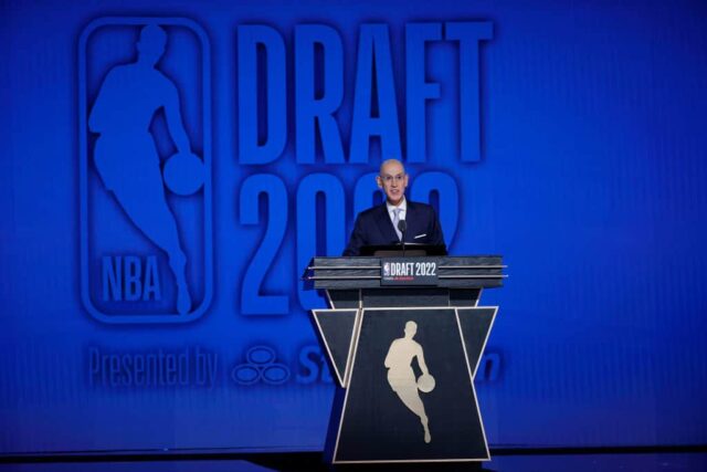 O comissário da NBA, Adam Silver, fala durante o Draft da NBA de 2022 no Barclays Center em 23 de junho de 2022 na cidade de Nova York.