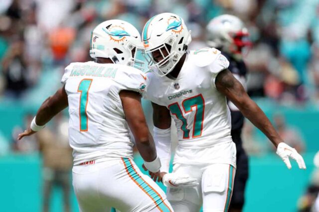 O quarterback Tua Tagovailoa nº 1 do Miami Dolphins comemora ao lado do Wide Receiver Jaylen Waddle nº 17 do Miami Dolphins após marcar um touchdown no segundo quarto do jogo no Hard Rock Stadium em 11 de setembro de 2022 em Miami Gardens, Flórida.