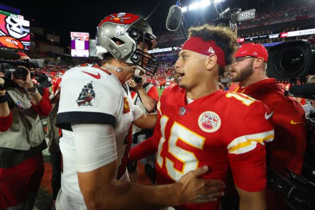 Patrick Mahomes nº 15 do Kansas City Chiefs aperta a mão de Tom Brady nº 12 do Tampa Bay Buccaneers após derrotar o Tampa Bay Buccaneers por 41-31 no Raymond James Stadium em 02 de outubro de 2022 em Tampa, Flórida.