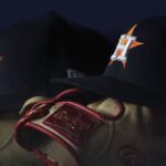 Um chapéu e uma luva do Houston Astros são vistos no banco de reservas durante a quarta entrada do terceiro jogo da American League Championship Series contra o New York Yankees no Yankee Stadium em 22 de outubro de 2022 na cidade de Nova York.