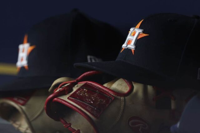 Um chapéu e uma luva do Houston Astros são vistos no banco de reservas durante a quarta entrada do terceiro jogo da American League Championship Series contra o New York Yankees no Yankee Stadium em 22 de outubro de 2022 na cidade de Nova York.