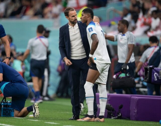 O técnico da Inglaterra, Gareth Southgate, fala com Marcus Rashford