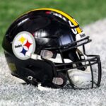 Uma foto detalhada do capacete de Mason Cole # 61 do Pittsburgh Steelers antes do jogo contra o Atlanta Falcons no Mercedes-Benz Stadium em 4 de dezembro de 2022 em Atlanta, Geórgia.