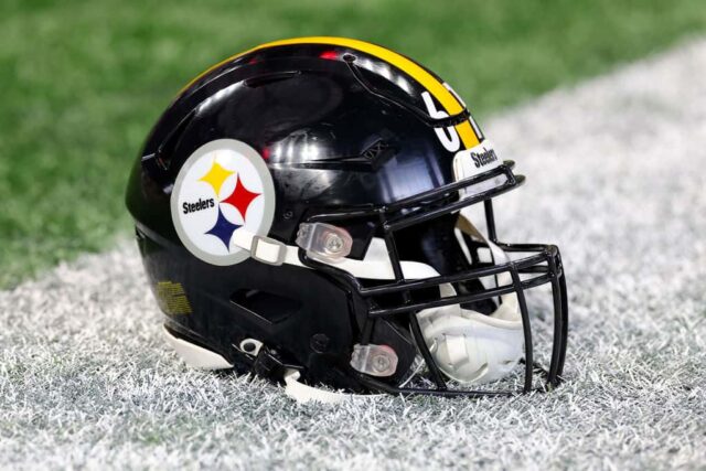 Uma foto detalhada do capacete de Mason Cole # 61 do Pittsburgh Steelers antes do jogo contra o Atlanta Falcons no Mercedes-Benz Stadium em 4 de dezembro de 2022 em Atlanta, Geórgia.