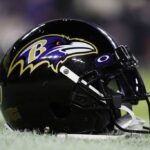 Detalhe de um capacete do Baltimore Ravens antes do jogo contra o Pittsburgh Steelers no M&T Bank Stadium em 1º de janeiro de 2023 em Baltimore, Maryland.