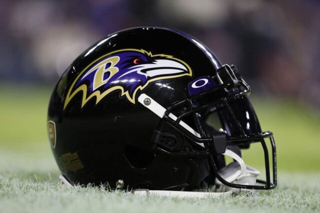 Detalhe de um capacete do Baltimore Ravens antes do jogo contra o Pittsburgh Steelers no M&T Bank Stadium em 1º de janeiro de 2023 em Baltimore, Maryland.