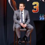 O proprietário Mat Ishbia do Phoenix Suns responde a perguntas da mídia durante uma coletiva de imprensa apresentando Kevin Durant no Footprint Center em 16 de fevereiro de 2023 em Phoenix, Arizona.