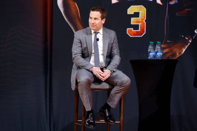 O proprietário Mat Ishbia do Phoenix Suns responde a perguntas da mídia durante uma coletiva de imprensa apresentando Kevin Durant no Footprint Center em 16 de fevereiro de 2023 em Phoenix, Arizona.