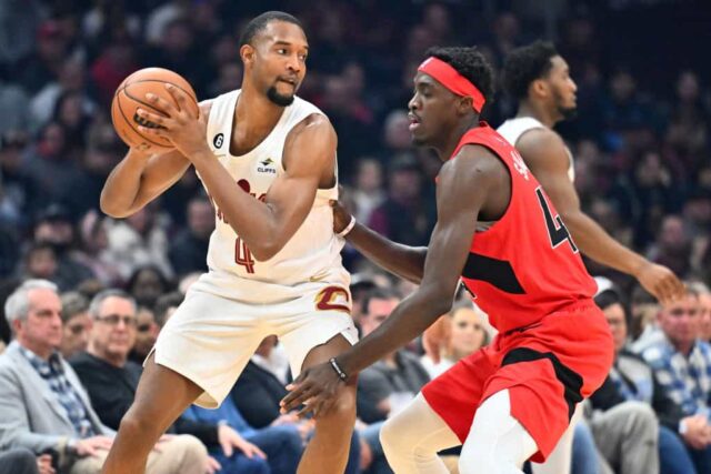 Evan Mobley #4 do Cleveland Cavaliers enfrenta Pascal Siakam #43 do Toronto Raptors durante o primeiro quarto no Rocket Mortgage Fieldhouse em 26 de fevereiro de 2023 em Cleveland, Ohio.