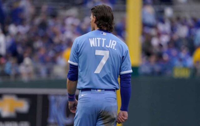 # 7 do Kansas City Royals rebate na nona entrada contra o Minnesota Twins no dia de abertura no Kauffman Stadium em 30 de março de 2023 em Kansas City, Missouri.