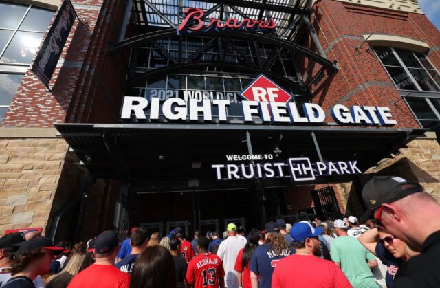 Os fãs entram no Truist Park antes do dia de abertura entre o Atlanta Braves e o San Diego Padres em 6 de abril de 2023 em Atlanta, Geórgia.