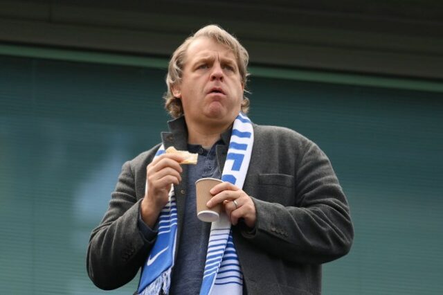 Todd Boehly assiste ao jogo da primeira mão das meias-finais da UEFA Women's Champions League entre o Chelsea FC e o FC Barcelona, ​​em Stamford Bridge