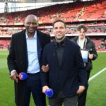 Cesc Fabregas foi fotografado trabalhando como comentarista da Sky Sports nos Emirados ao lado da lenda do Arsenal, Patrick Vieira