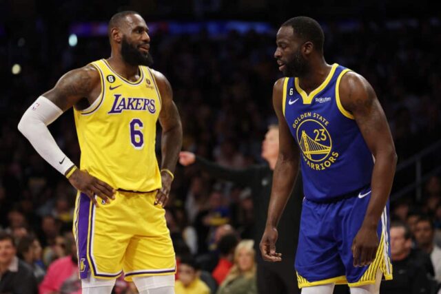 Os Golden State Warriors falam com LeBron James nº 6 do Los Angeles Lakers durante o primeiro quarto do sexto jogo dos Playoffs da Semifinal da Conferência Oeste na Crypto.com Arena em 12 de maio de 2023 em Los Angeles, Califórnia.