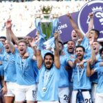 Jogadores do Manchester City erguem o troféu da Premier League