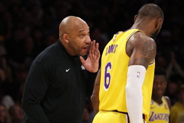 O técnico Darvin Ham fala com LeBron James nº 6 do Los Angeles Lakers durante o primeiro quarto contra o Denver Nuggets no quarto jogo das finais da Conferência Oeste na Crypto.com Arena em 22 de maio de 2023 em Los Angeles, Califórnia.