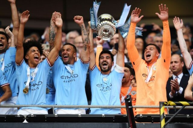 Ilkay Guendogan, do Manchester City, levanta o Troféu da FA Cup após a vitória do time durante a final da Emirates FA Cup entre Manchester City e Manchester United, no Estádio de Wembley