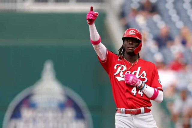 Elly De La Cruz # 44 do Cincinnati Reds comemora em direção ao banco de reservas depois de acertar uma única na segunda entrada contra o Washington Nationals no Nationals Park em 6 de julho de 2023 em Washington, DC.