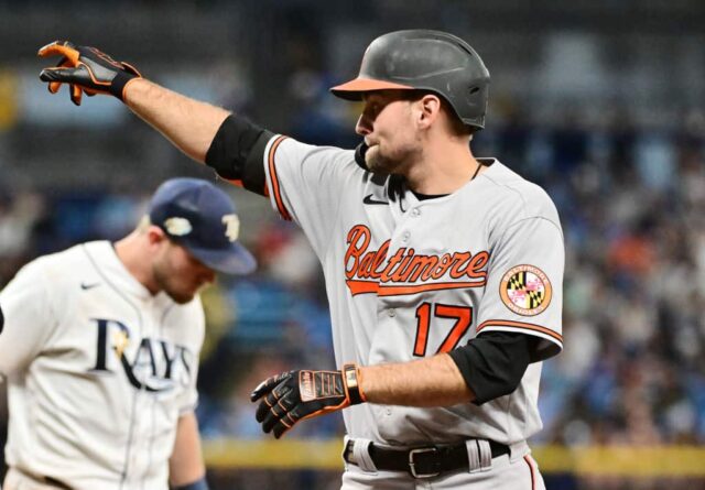 Colton Cowser nº 17 do Baltimore Orioles reage após acertar uma única na sétima entrada contra o Tampa Bay Rays no Tropicana Field em 20 de julho de 2023 em São Petersburgo, Flórida.