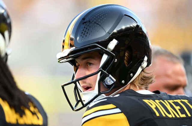 Kenny Pickett #8 do Pittsburgh Steelers conversa com companheiros de equipe durante o primeiro quarto contra o Buffalo Bills de um jogo de pré-temporada no Acrisure Stadium em 19 de agosto de 2023 em Pittsburgh, Pensilvânia.