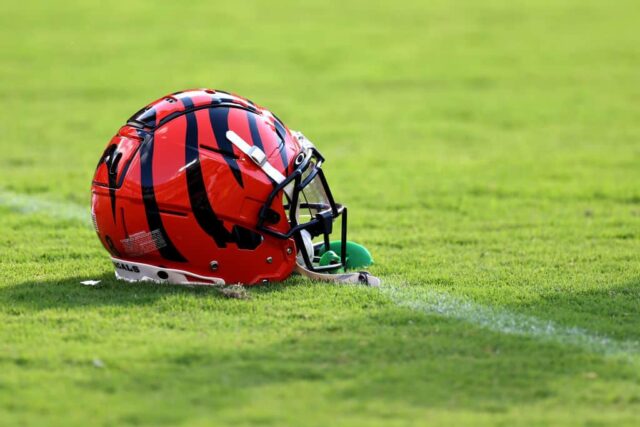 Um capacete do Cincinnati Bengals pousa na grama antes do início de um jogo de pré-temporada entre o Bengals e o Washington Commander no FedExField em 26 de agosto de 2023 em Landover, Maryland.