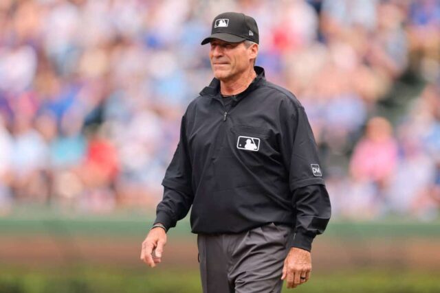 O árbitro Angel Hernandez # 5 observa durante o primeiro turno entre o Chicago Cubs e o Milwaukee Brewers no Wrigley Field em 30 de agosto de 2023 em Chicago, Illinois.