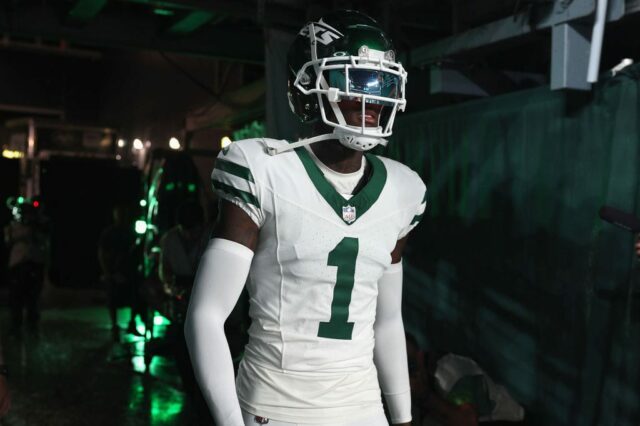 O cornerback Sauce Gardner nº 1 do New York Jets entra em campo antes do jogo da NFL contra o Buffalo Bills no MetLife Stadium em 11 de setembro de 2023 em East Rutherford, Nova Jersey.